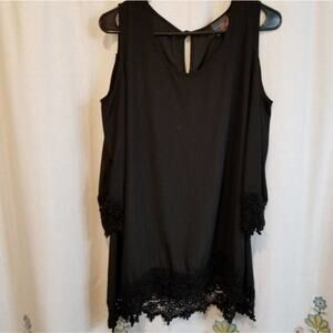 Southern Divas BLACK crocheted lace cold shoulder tunic size‎ medium